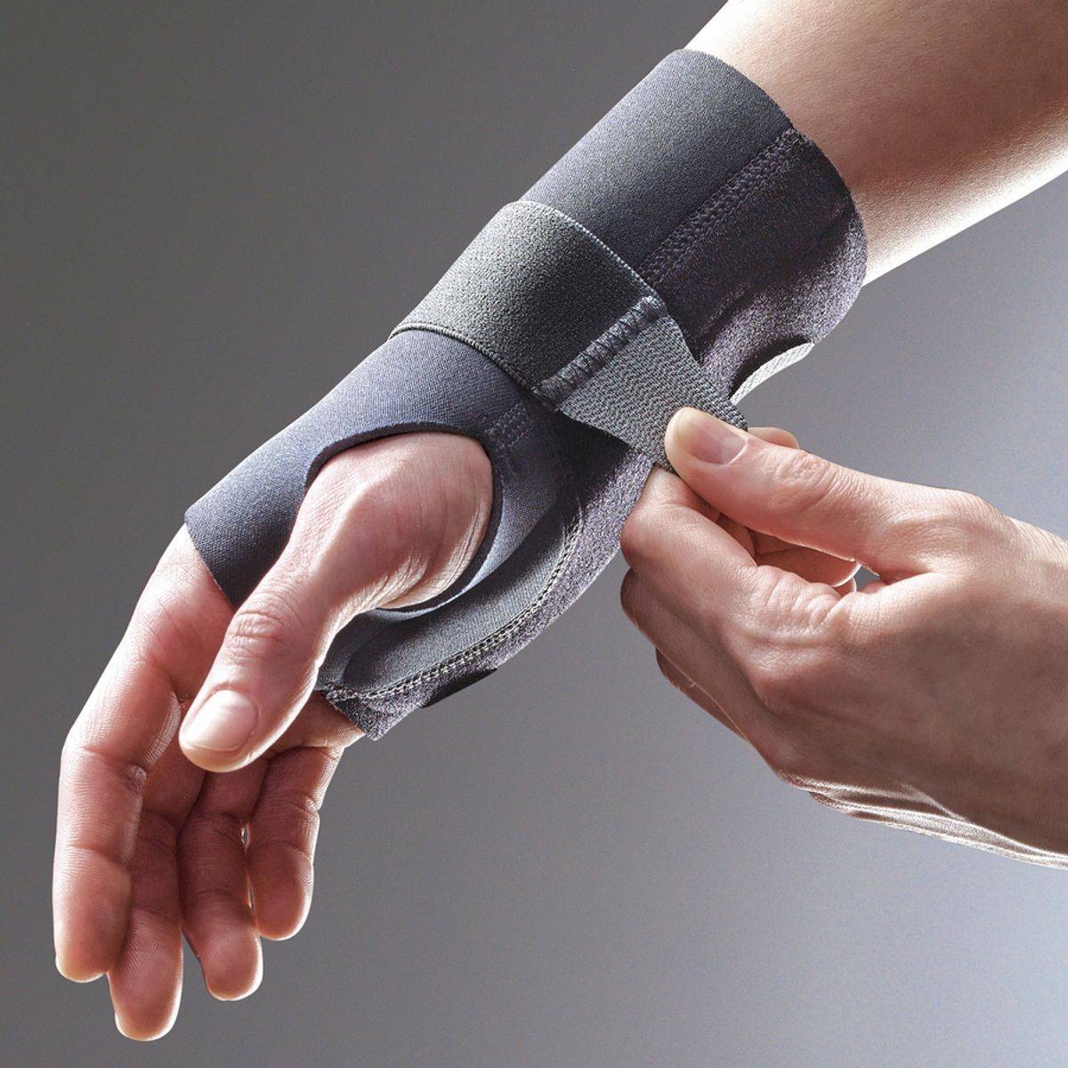 Futuro Energizing Wrist Support Right Hand Small/Medium