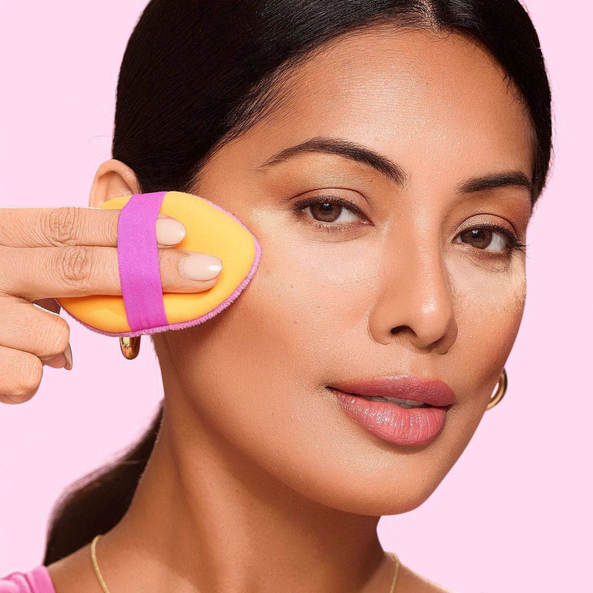 Real Techniques Miracle 2 in 1 Powder Puff Duo - Image 11