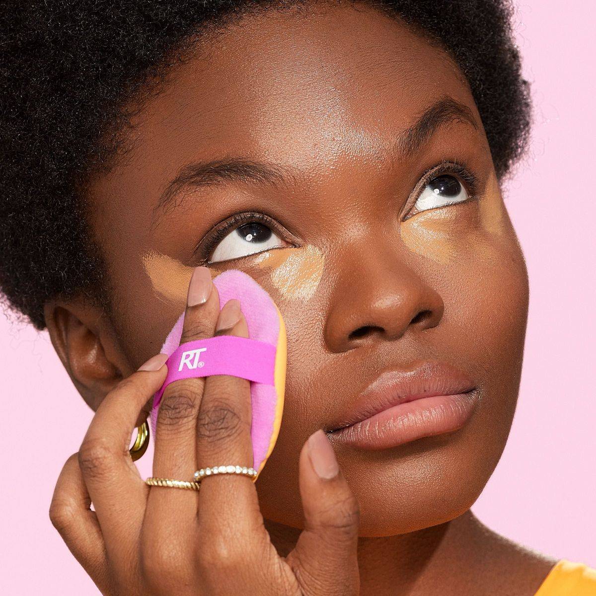 Real Techniques Miracle 2 in 1 Powder Puff Duo - Image 6
