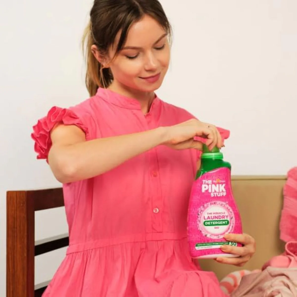 The Pink Stuff The Miracle Laundry Detergent Liquid 960ml - Image 3