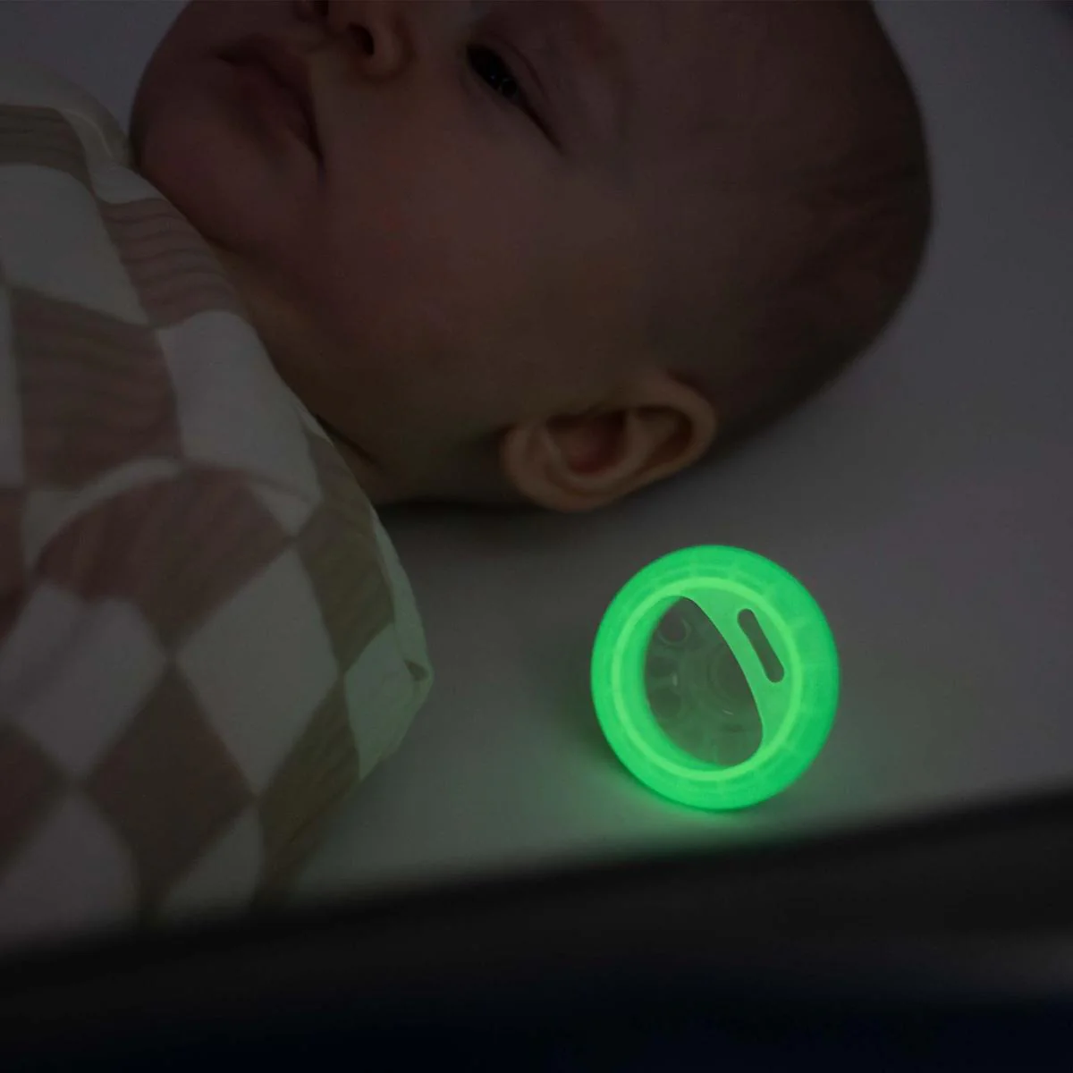 Tommee Tippee Breast Like Orthodontic Soother Glow at Night 0-6 Months 2 Pieces - Image 3