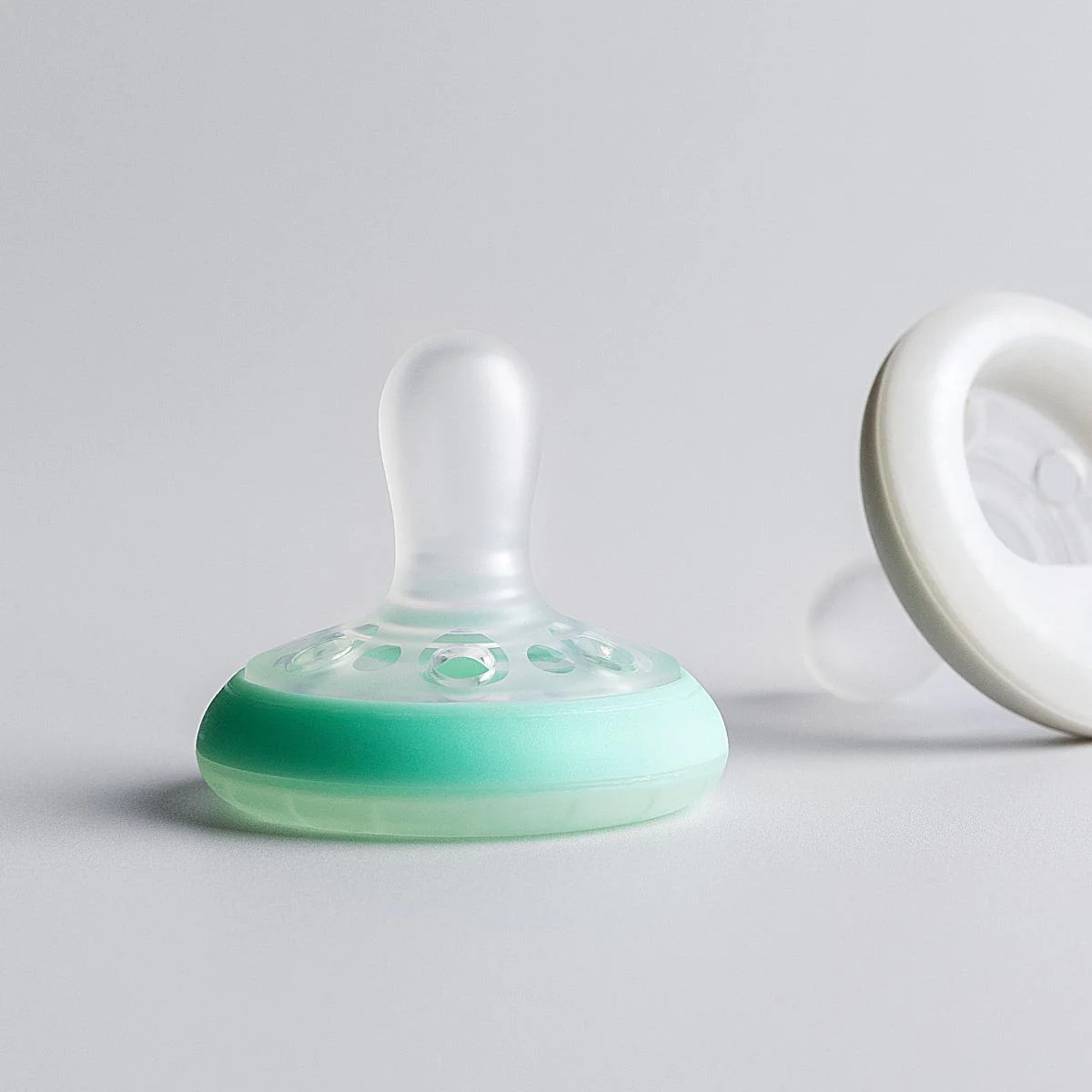 Tommee Tippee Breast Like Orthodontic Soother Glow at Night 0-6 Months 2 Pieces - Image 6